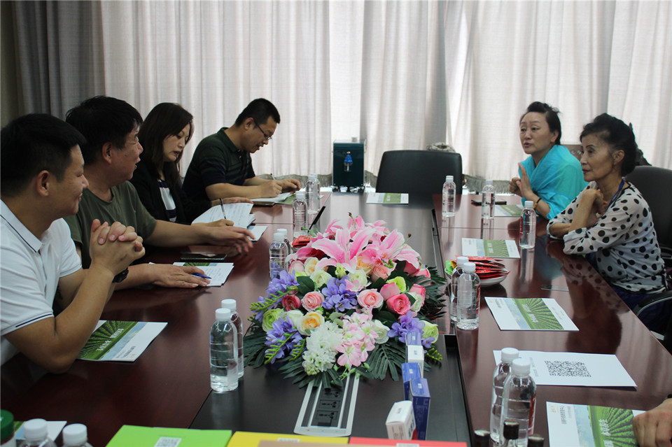 全國銀齡藝術專業(yè)委員會會長文風到岳氏集團參觀調(diào)研